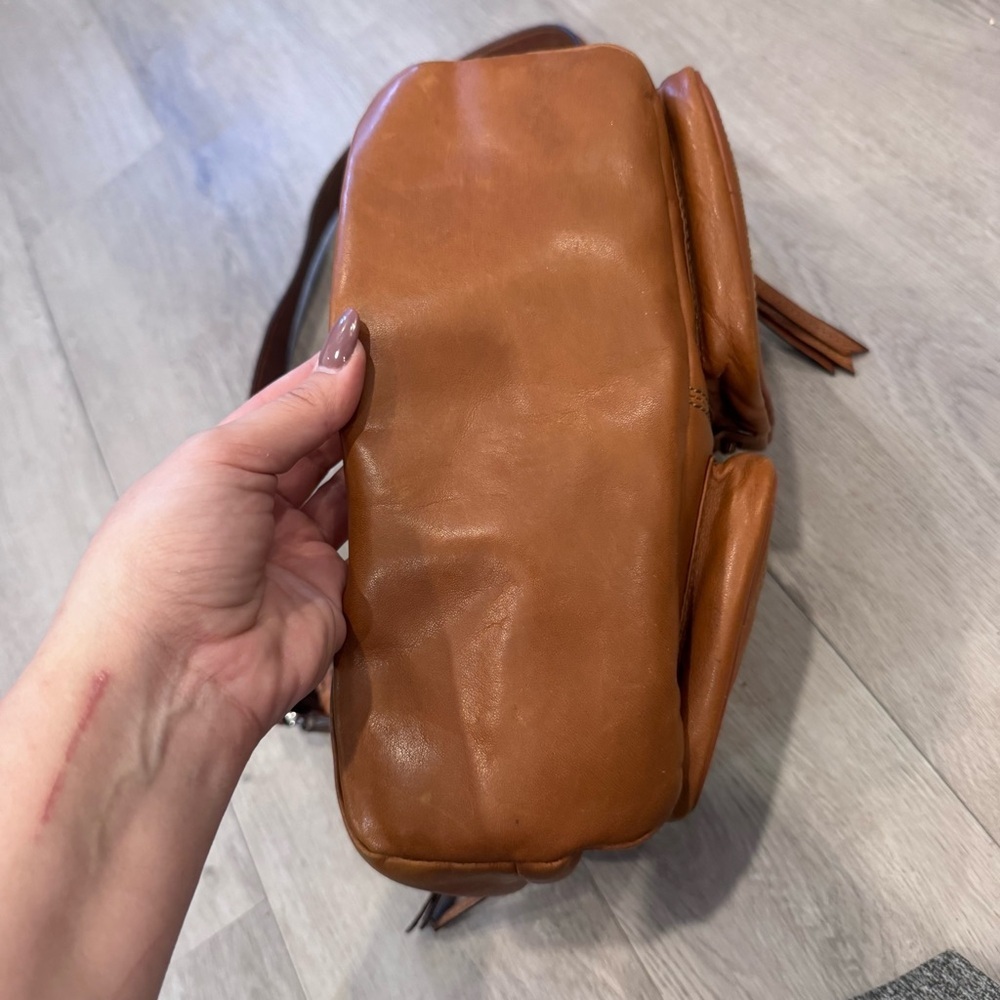 Tignanello Leather Shoulder Bag Carmel Color Multiple Pockets Zipper Closure - Picture 3 of 8